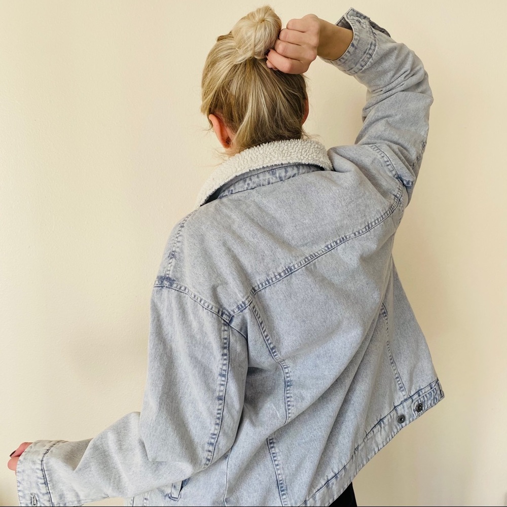 NWT Levi’s Oversize Denim Trucker Sherpa jacket - Picture 2 of 14